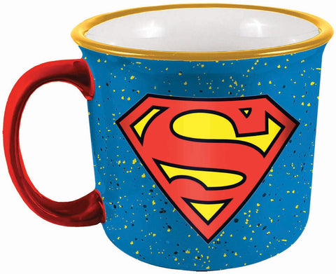 Taza campera Spoontiques Superman en cerámica, apta para microondas y lavavajillas, ideal para café matutino.