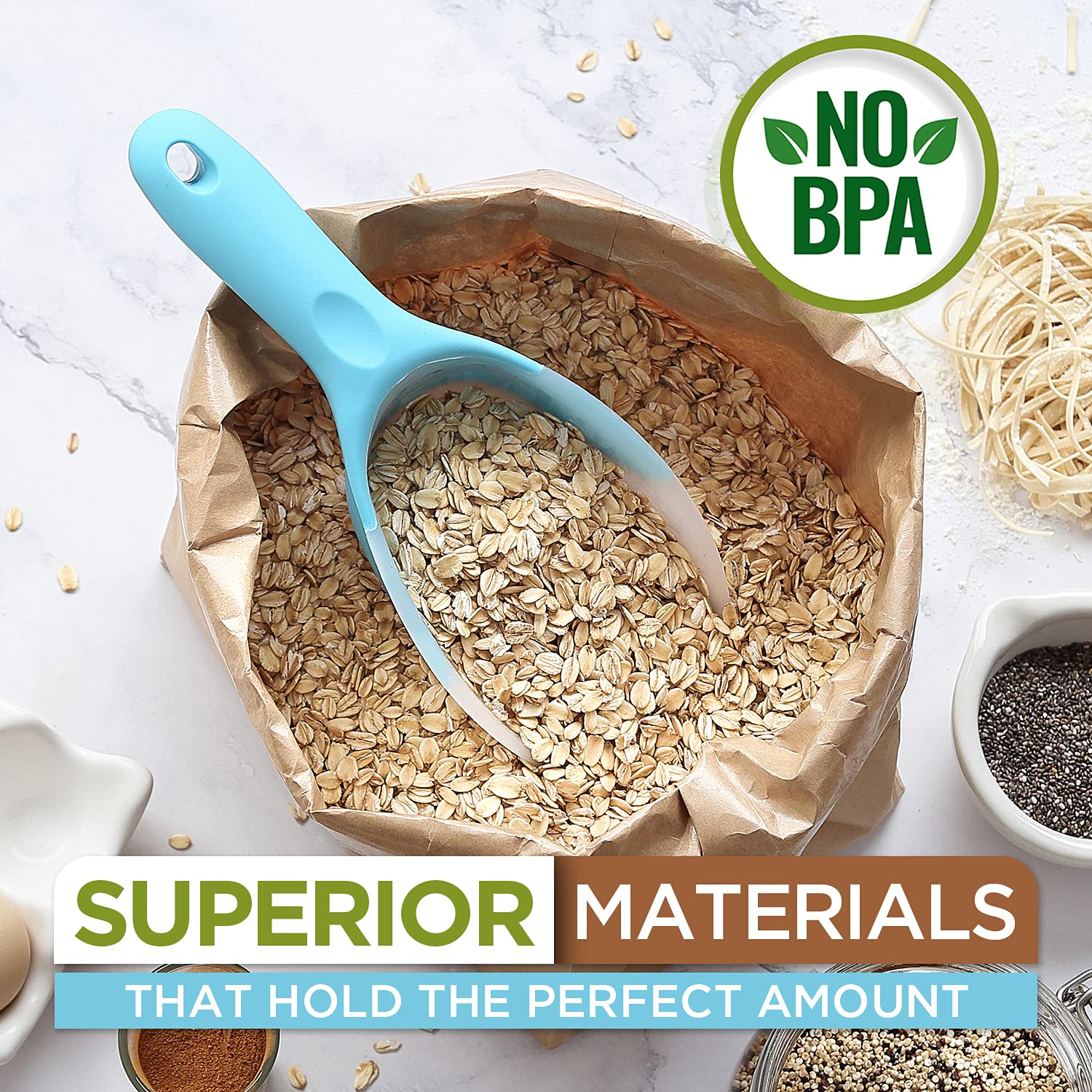Boca contorneada de la cuchara Spring Chef para verter hielo con control.