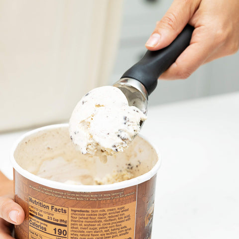 Spring Chef cuchara para helado crea rizos y tiras para postres atractivos.