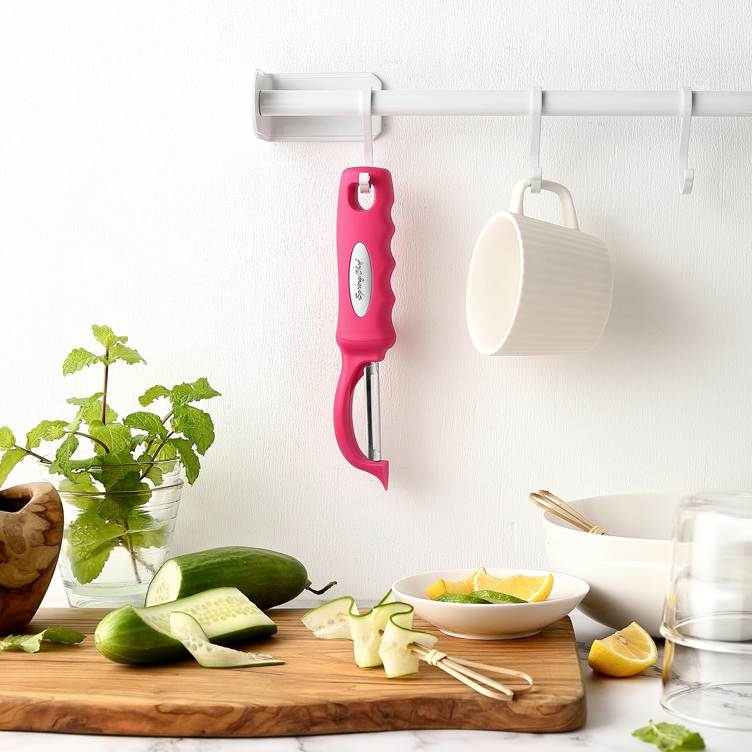 Spring Chef pelador rosado con hojas dobles afiladas para cortes precisos.