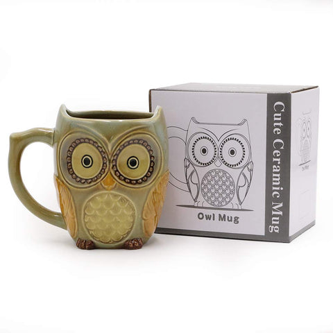 Taza SQOWL en mano para café en casa u oficina.