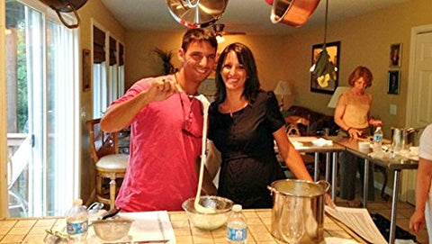 Persona haciendo queso en casa con Standing Stone Farms