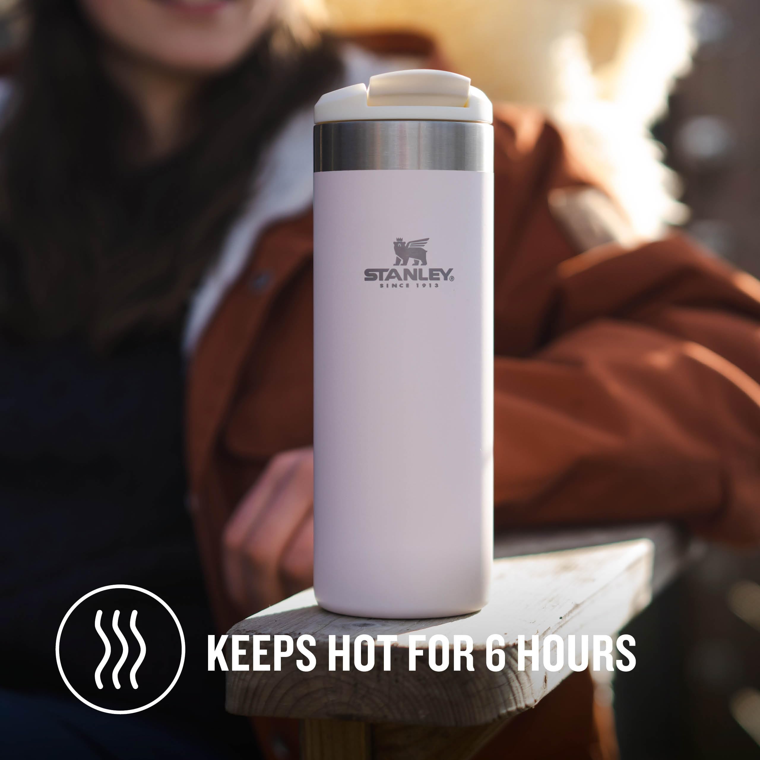 Stanley Aerolight Transit Mug crema metálica, base antideslizante estable incluso en movimiento.