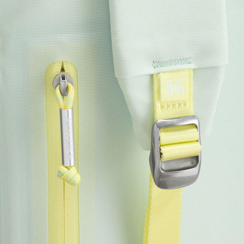 Stanley All Day Madeleine Midi Enfriador: forro con oso alado y detalles decorativos.