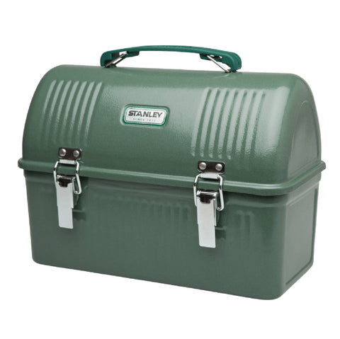 La STANLEY caja-almuerzo clásica 10qt en verde Hammertone ofrece durabilidad para el día de trabajo.