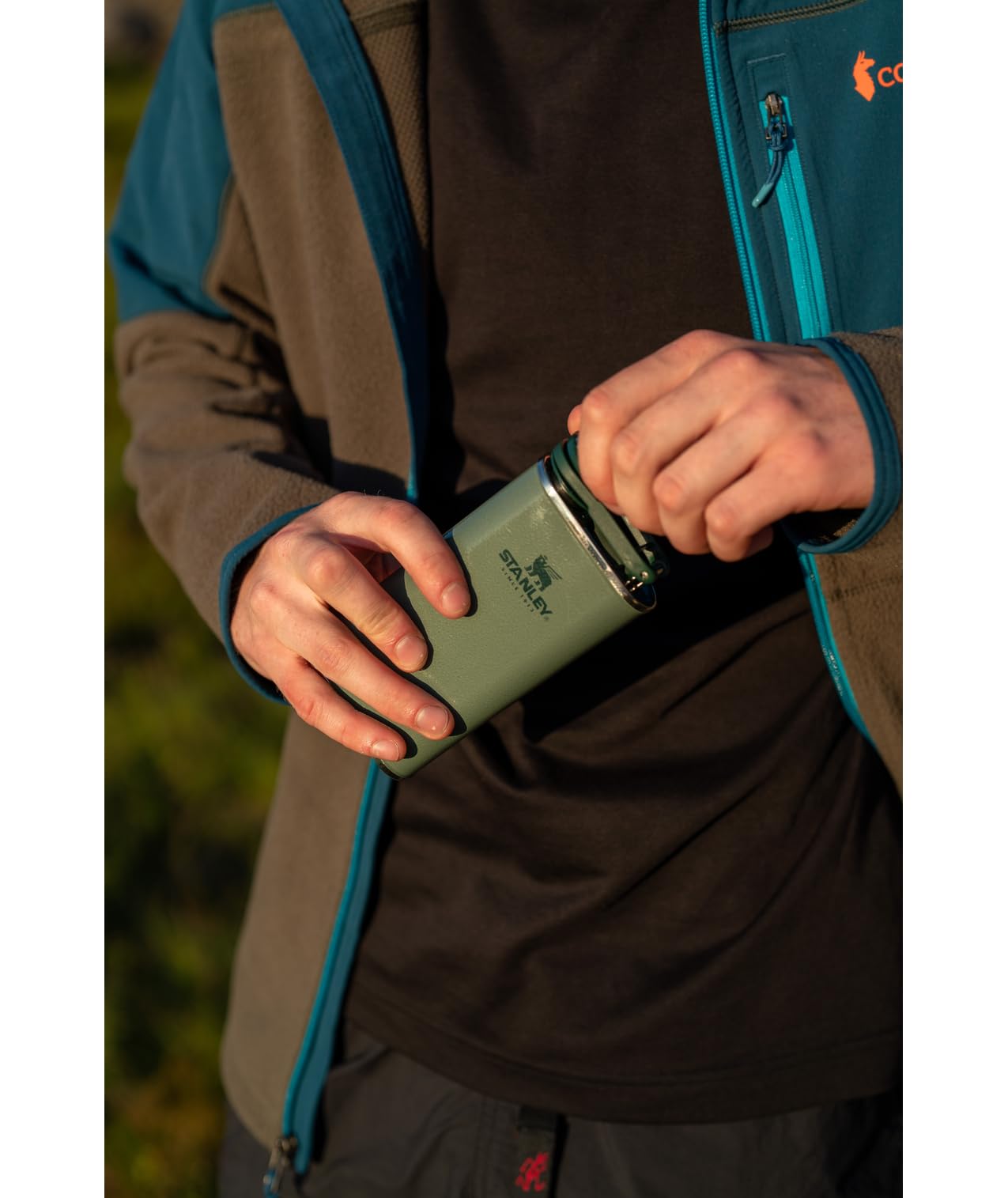 Acero inoxidable STANLEY, resistente y duradero para uso al aire libre.