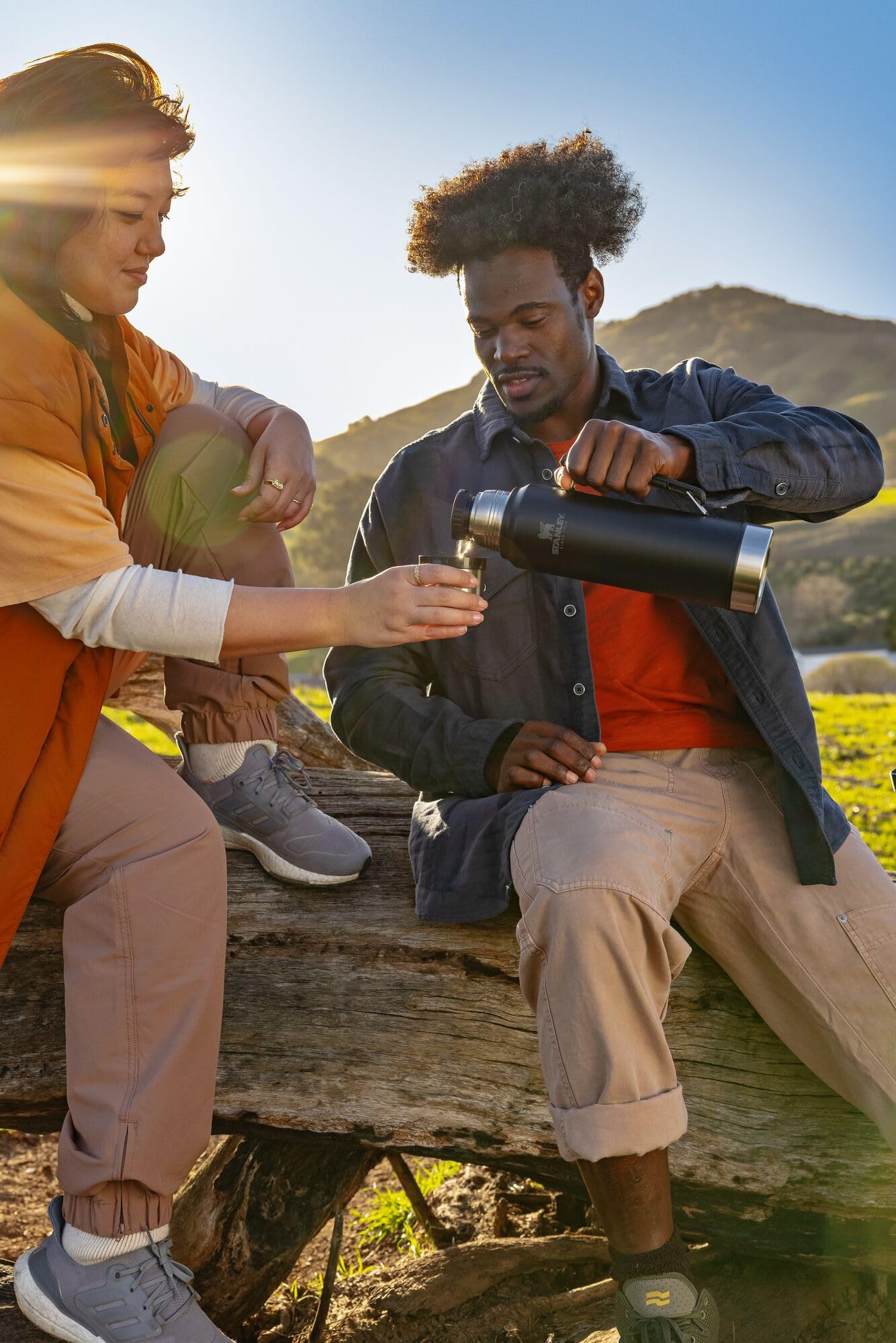 Stanley Classic 1.5qt en Hammertone Lilas, diseño distintivo y duradero.