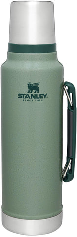 Stanley Classic con boca ancha y taza integrada para verter sin goteos.