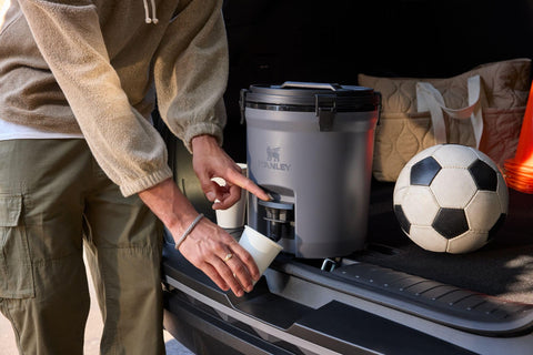 STANLEY detalle del capturador de hielo que reduce obstrucciones al servir