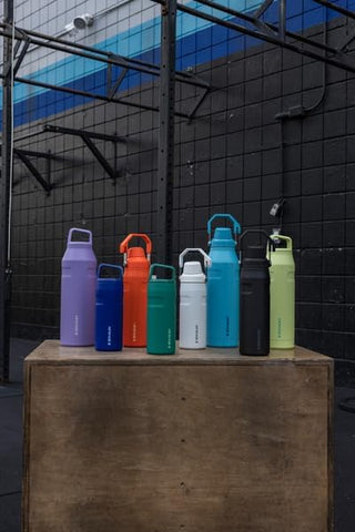 Stanley IceFlow Alpine, color vibrante para aventuras al aire libre.