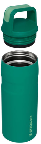 Stanley IceFlow con agarre suave para transporte cómodo durante caminatas.