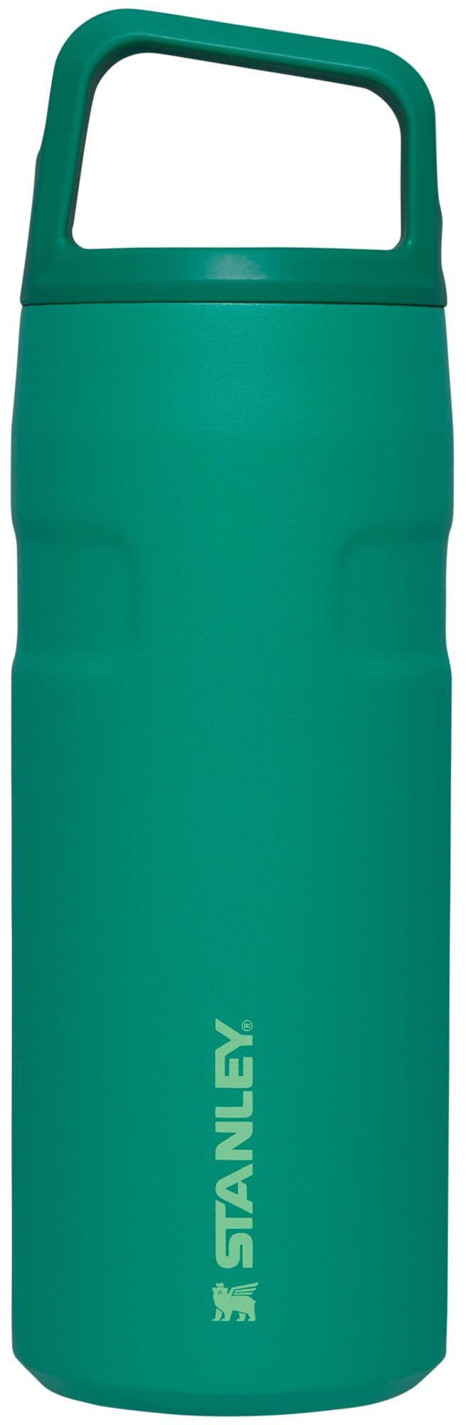 Stanley IceFlow tapa giratoria facilita beber agua fría con giro suave.