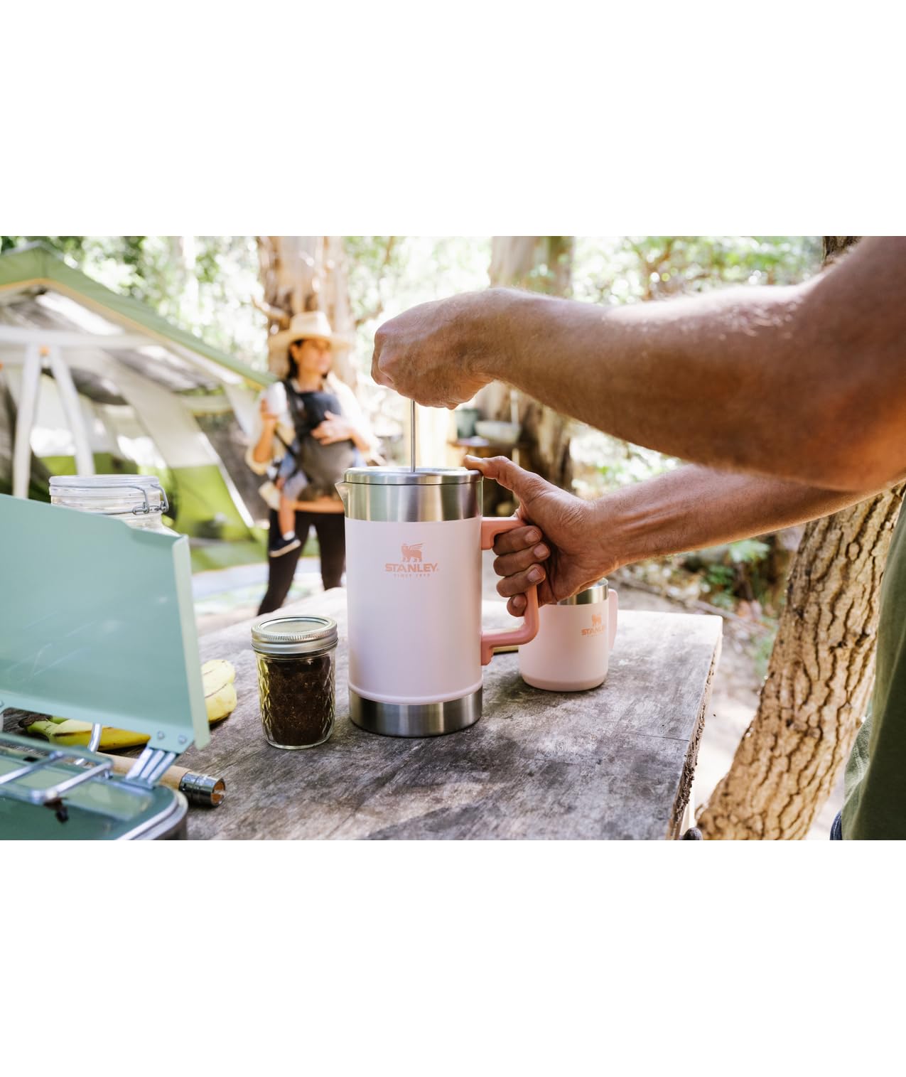 STANLEY comparación de tamaño junto a una taza para apreciar capacidad