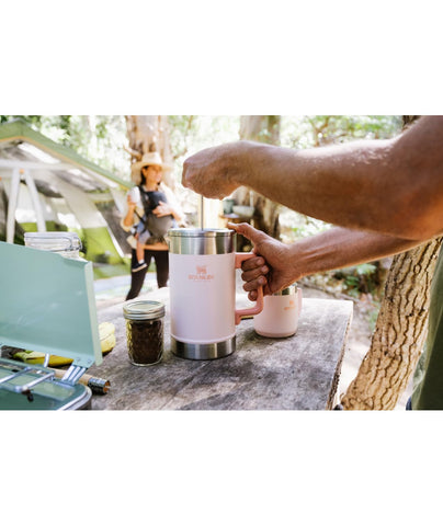 STANLEY comparación de tamaño junto a una taza para apreciar capacidad