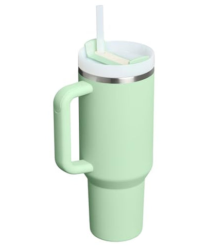 Stanley Quencher H2.0 base estrecha que cabe en la mayoría de portavasos.