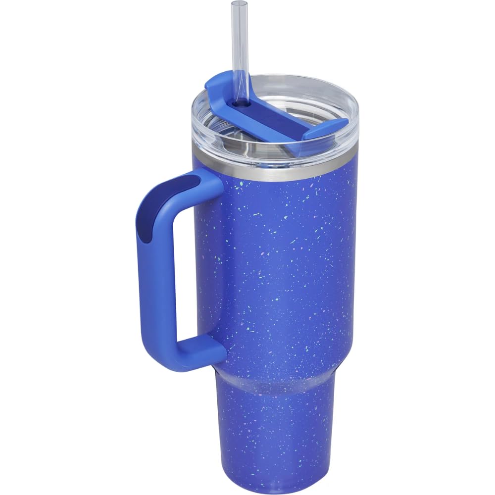 Stanley Quencher H2.0 en uso diario con agarre ergonómico para transportar cómodamente.
