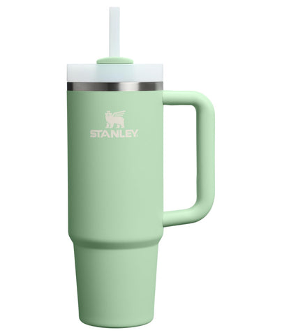 STANLEY Quencher H2.0 con asa para transporte cómodo durante el día.