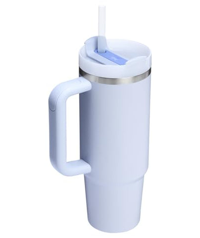 Stanley Quencher H2.0 base estrecha para caber en la mayoría de portavasos.