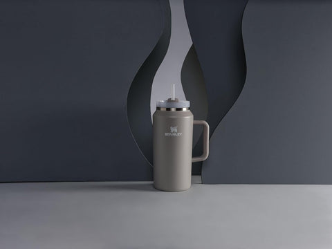 STANLEY Quencher H2.0, base estrecha en tamaños menores para caber en portavasos.
