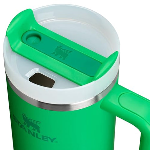 La boquilla de STANLEY Quencher H2.0 resiste salpicaduras para sorbos controlados.
