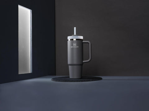 Stanley Quencher H2.0 de 30 onzas para largas jornadas de hidratación.