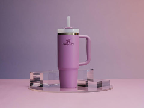 Stanley Quencher H2.0 en color lila añade estilo a tu kit de hidratación.