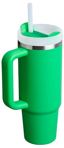 La manija ergonómica de STANLEY Quencher H2.0 facilita llevarla durante el día.