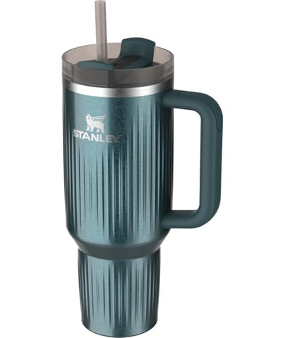 Vaso Stanley Quencher H2.0 con mango ergonómico para llevar cómodamente.
