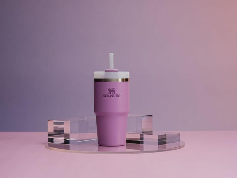 Stanley Quencher H2.0, ideal para viajes y trabajo, fácil de llevar.