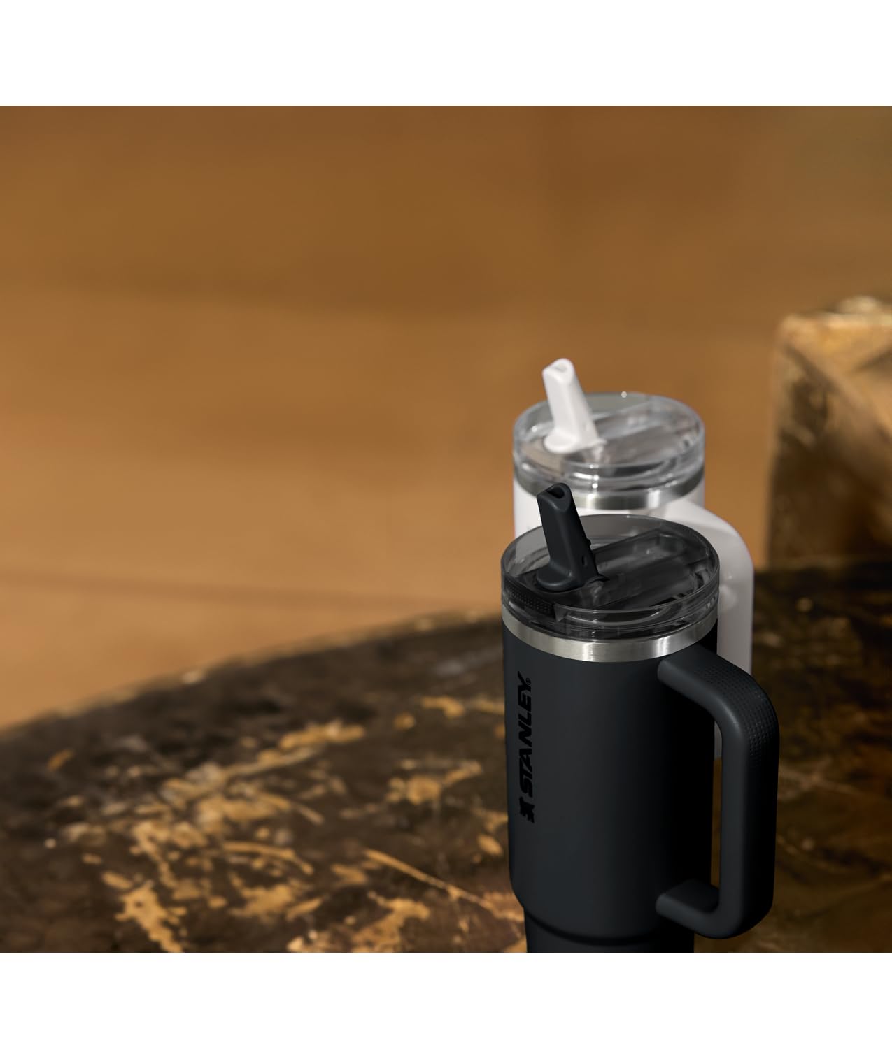 Acero inoxidable aislado de STANLEY Quencher ProTour mantiene bebidas frías por horas.
