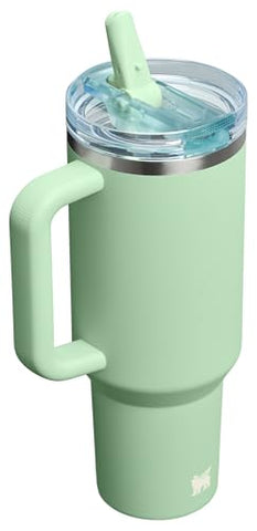 La base estrecha del Stanley Quencher ProTour cabe en la mayoría de portavasos