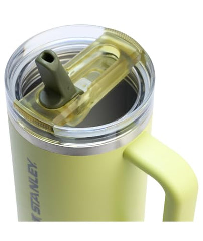 Stanley Quencher ProTour en lichen, agarre cómodo para transporte diario.