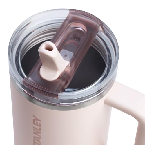 STANLEY Quencher ProTour con tapa a prueba de derrames para transporte seguro.