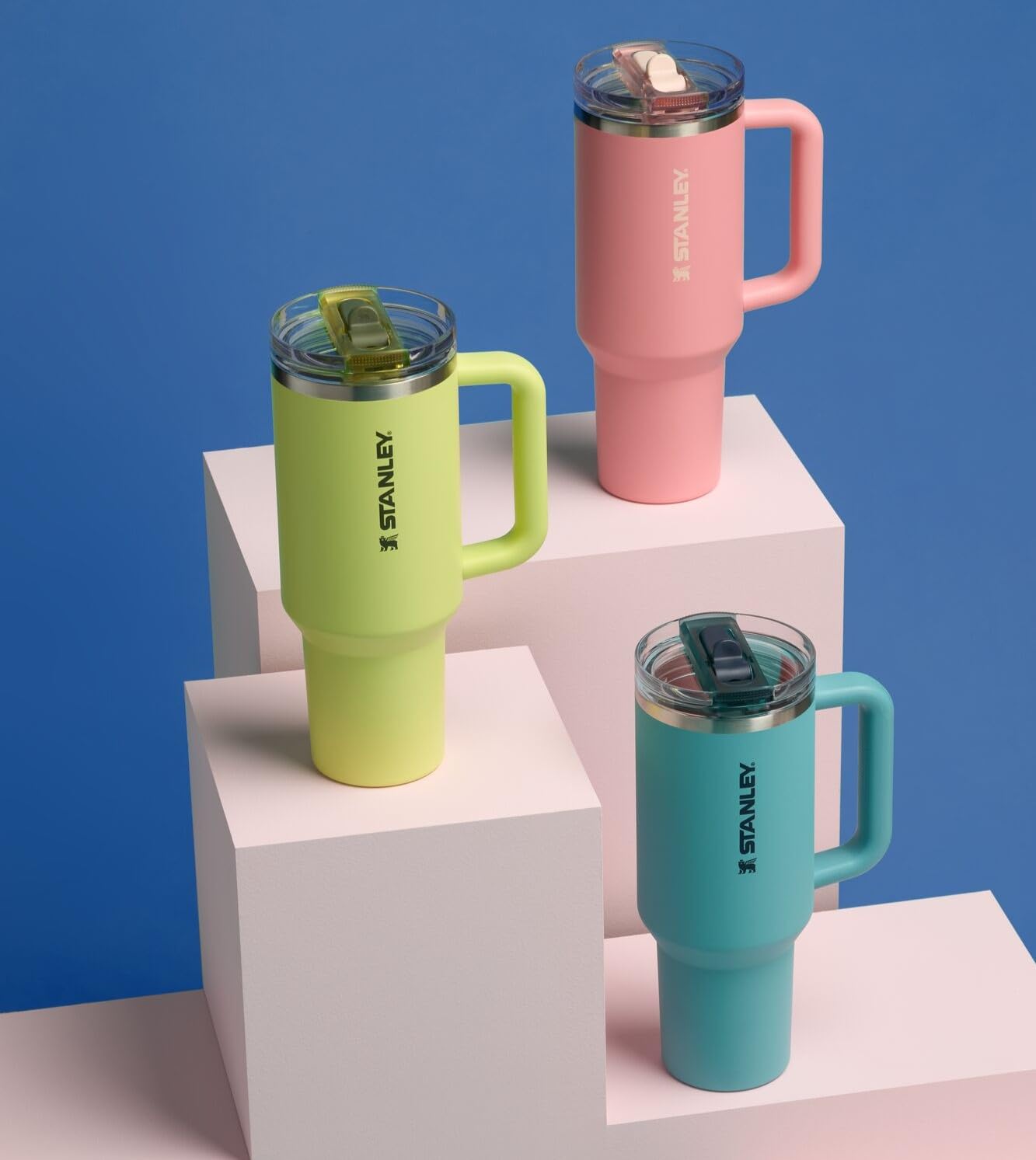 Stanley Quencher ProTour tapa con pajita para beber sin derrames durante caminatas.