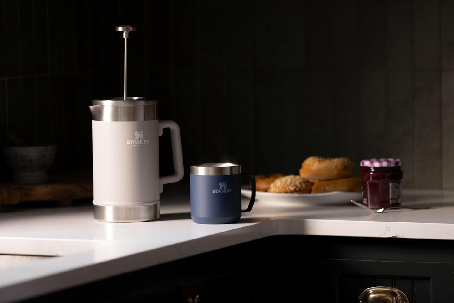 STANLEY Stay-Hot Camp Mug uso exterior, perfecto para camping y excursiones.