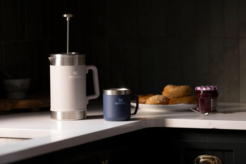 STANLEY Stay-Hot Camp Mug uso exterior, perfecto para camping y excursiones.
