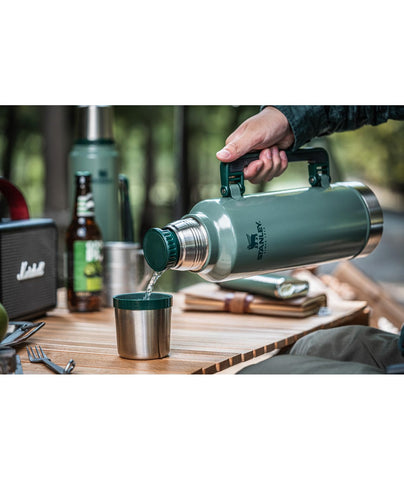 La tapa vaso inoxidable de Stanley funciona como vaso portátil para beber en movimiento.