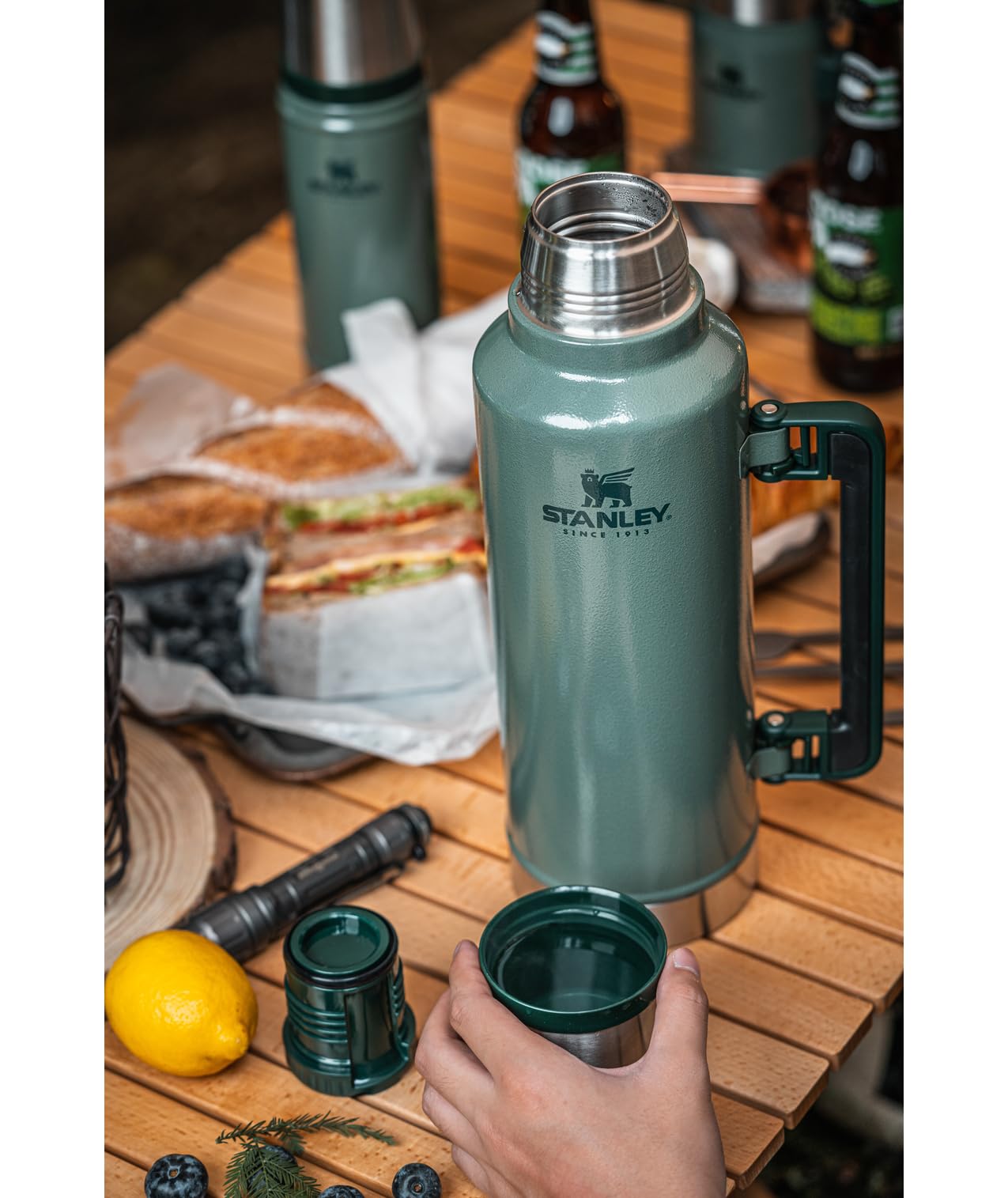 La Stanley ideal para viajes mantiene bebidas a temperatura óptima durante aventuras.