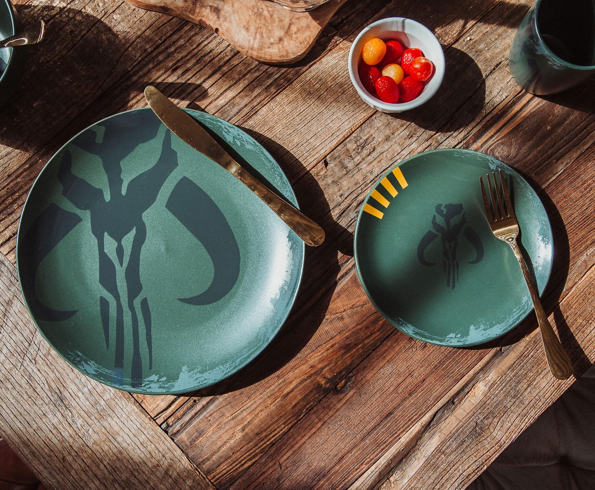 STAR WARS Boba Fett detalle Mythosaur, enfoque en el emblema Mandalorian