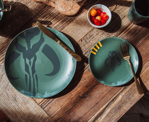 STAR WARS Boba Fett detalle Mythosaur, enfoque en el emblema Mandalorian