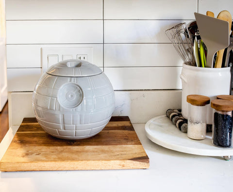 Regalo ideal para fans de Star Wars y amantes de snacks.