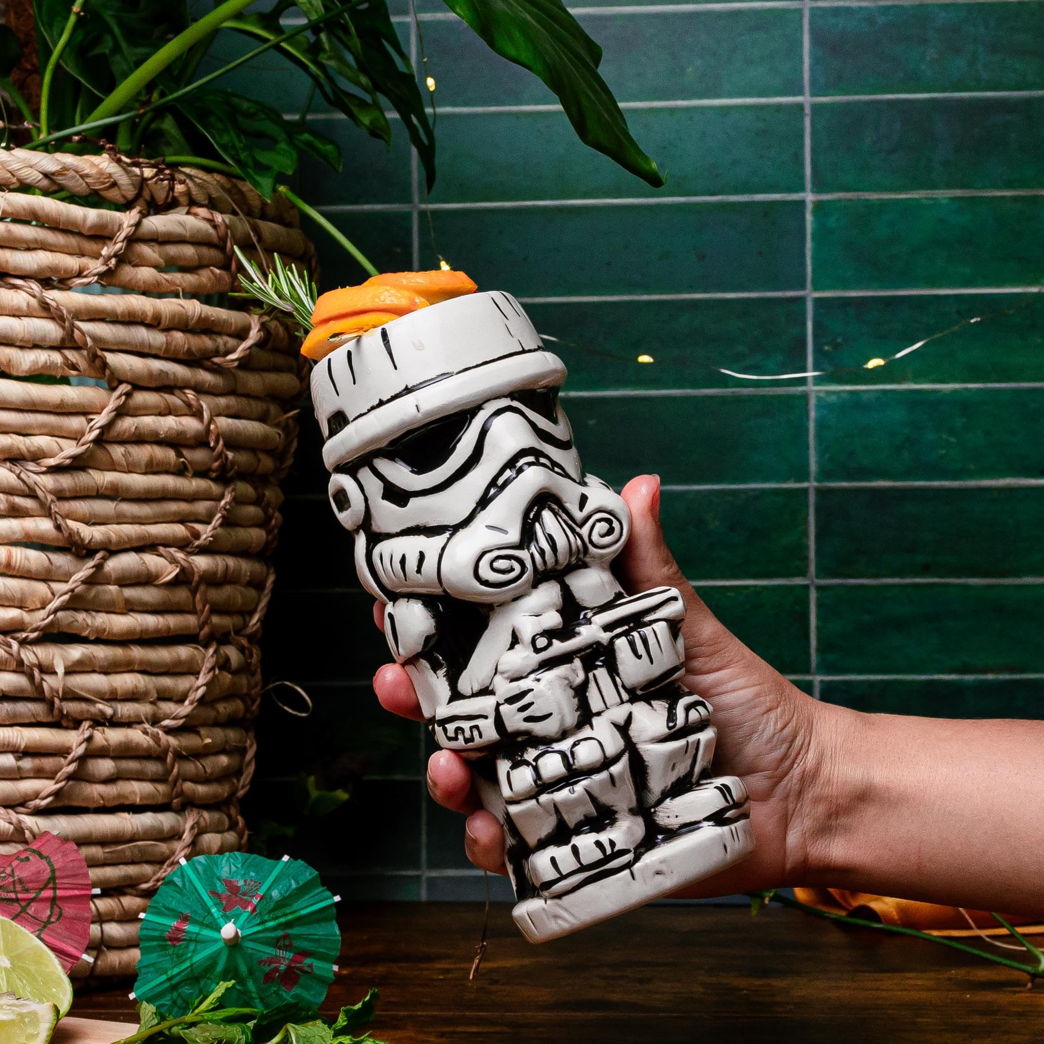 Geeki Tikis Stormtrooper, taza de bar para cócteles temáticos.