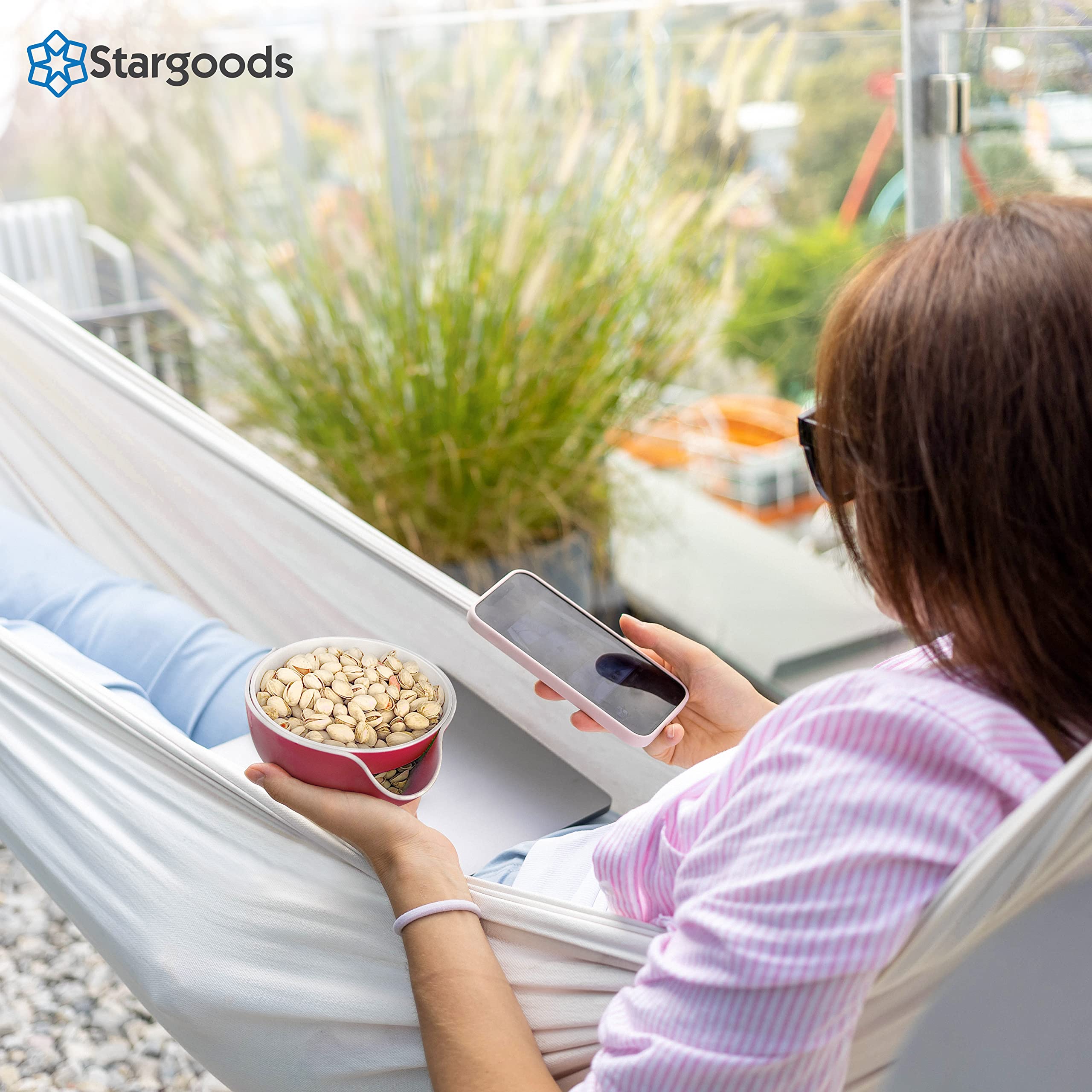 Stargoods Pistachio Bowl, añade un toque rojo y organiza la mesa.