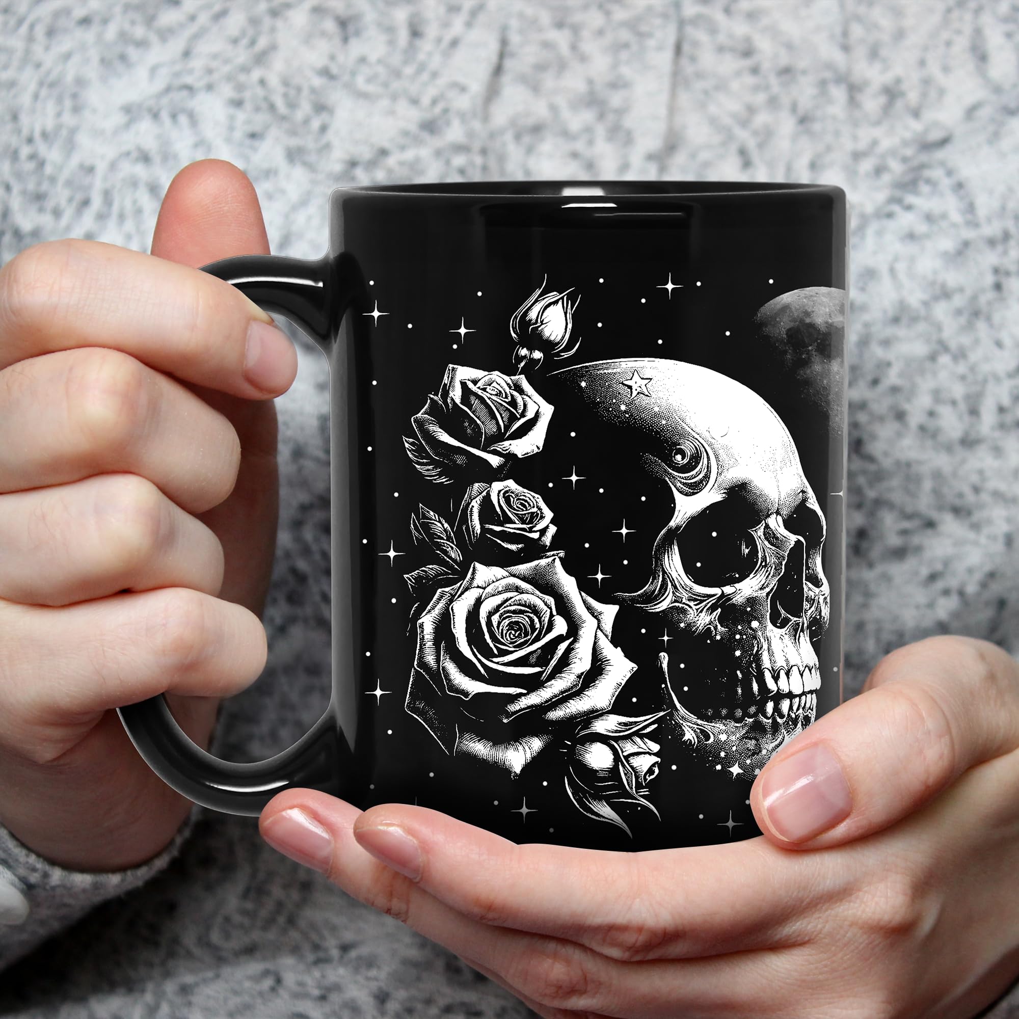 La STARTER FLUID taza cráneo tiene asa para un agarre cómodo y seguro.