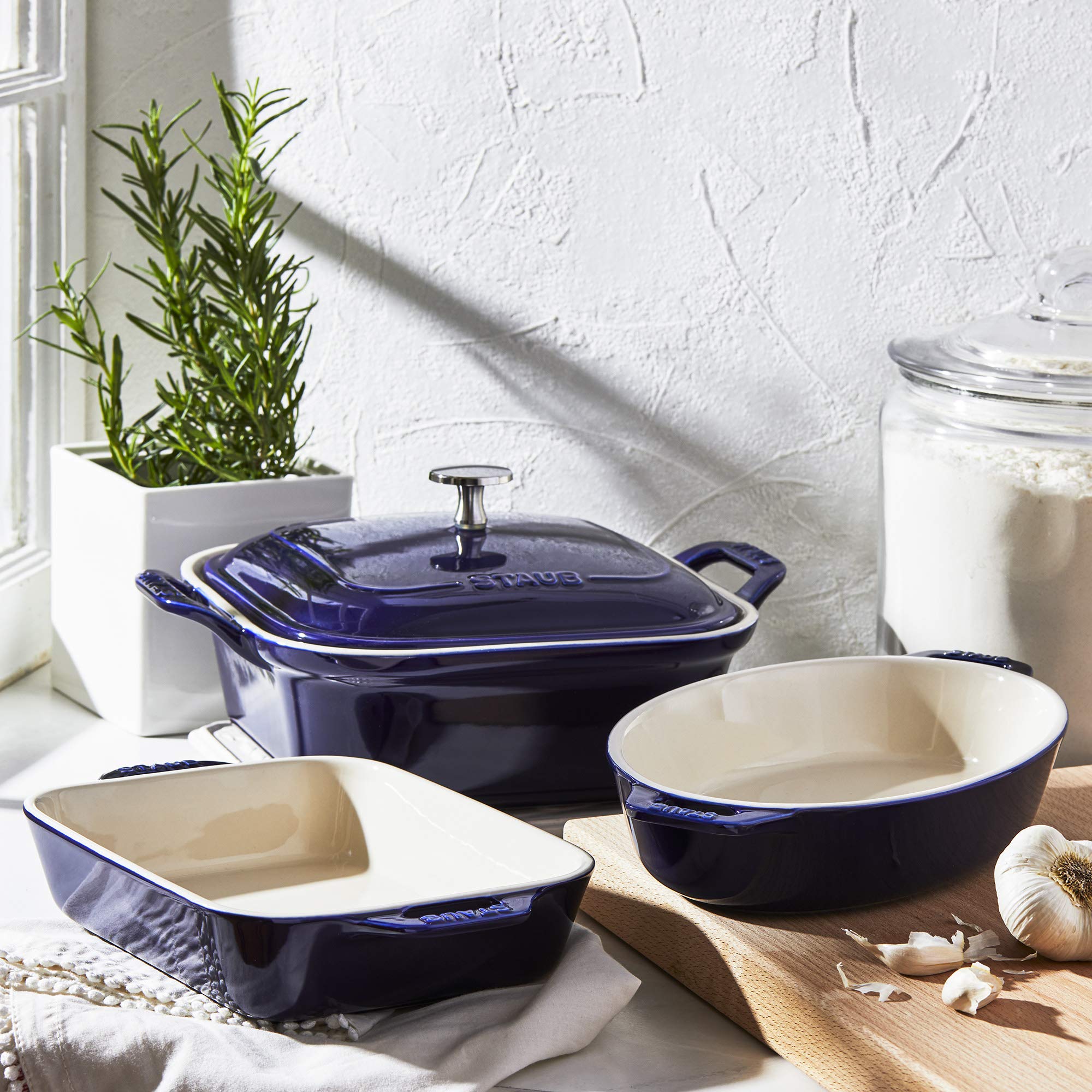Staub bandeja cuadrada 9x9 con tapa, sirve horneado y presentación en mesa.