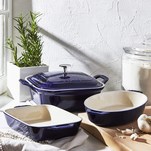 Staub bandeja cuadrada 9x9 con tapa, sirve horneado y presentación en mesa.