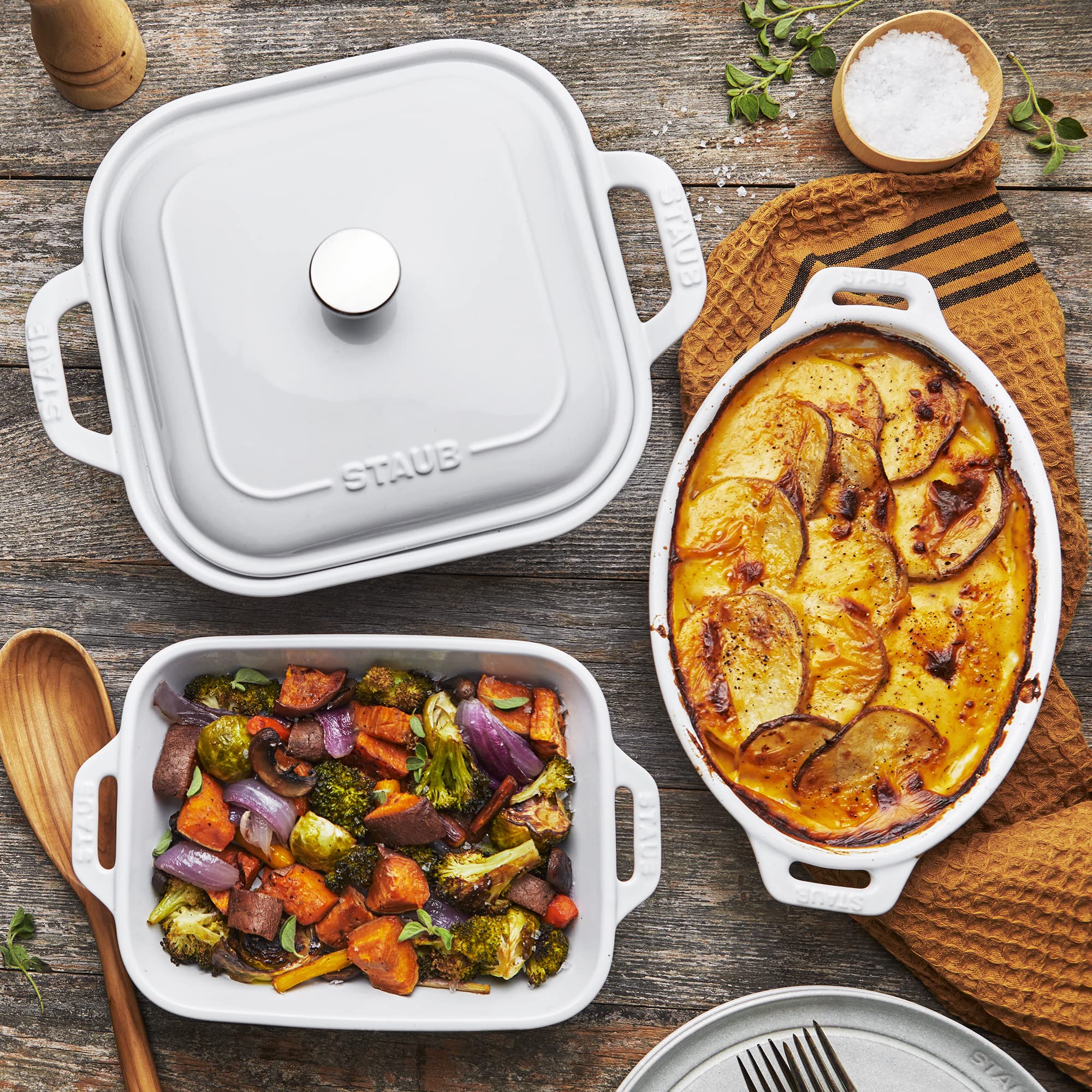 Bandeja oval STAUB 9 para guisos y postres familiares.