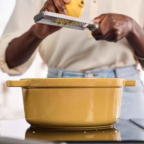Staub cazoleta de hierro forjado 4 qt Citron, base esmaltada compatible con todas las cocinas.