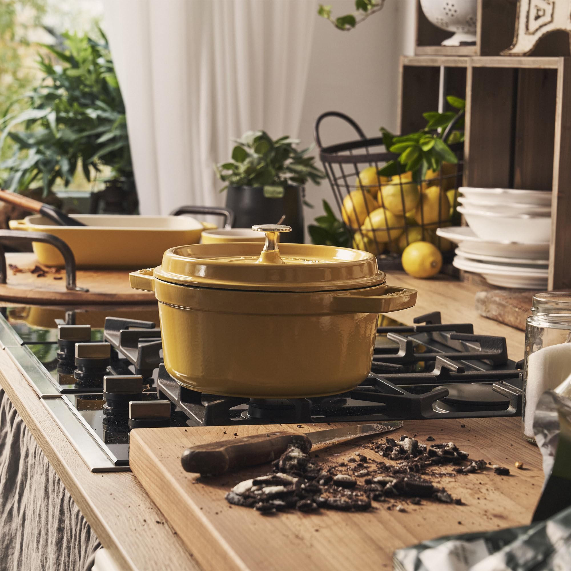 Staub cazoleta de hierro forjado 4 qt Citron, interior esmaltado mate para dorar y sellar.