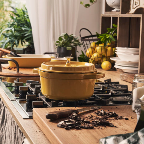 Staub cazoleta de hierro forjado 4 qt Citron, interior esmaltado mate para dorar y sellar.